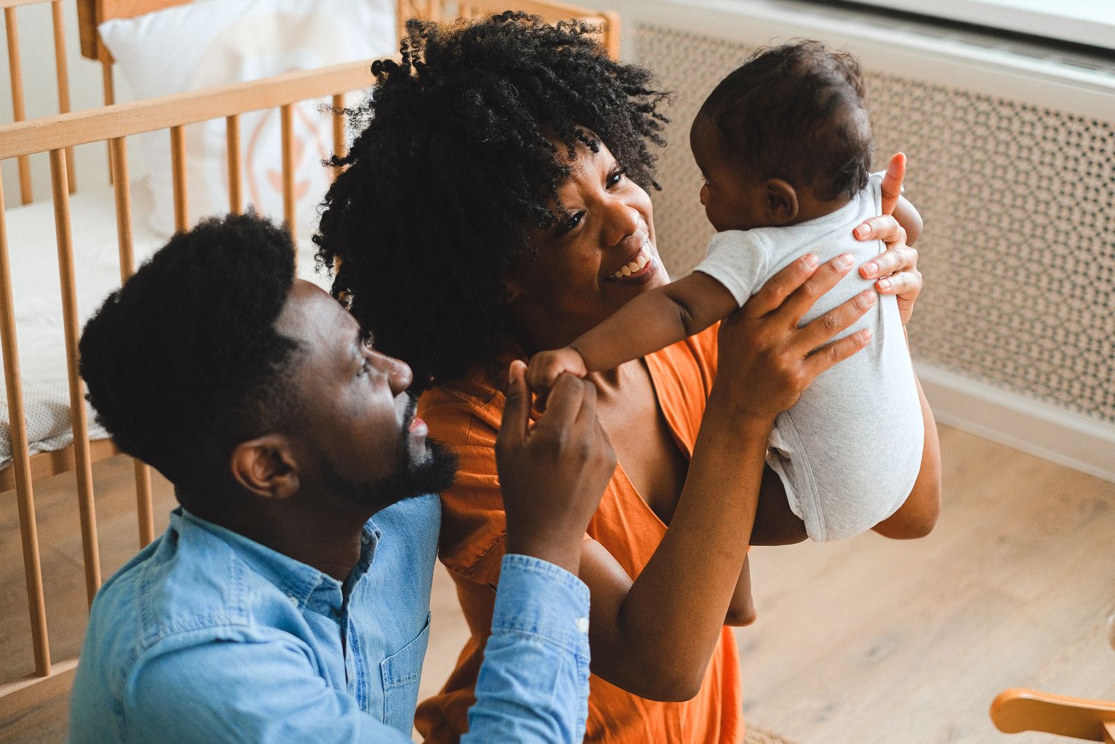 Deux parents partagent un moment avec leur bébé